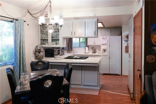 32801 Encina Dr, Running Springs CA: https://media.crmls.org/medias/f15f9175-109f-4933-a2fc-0b1f054f9582.jpg