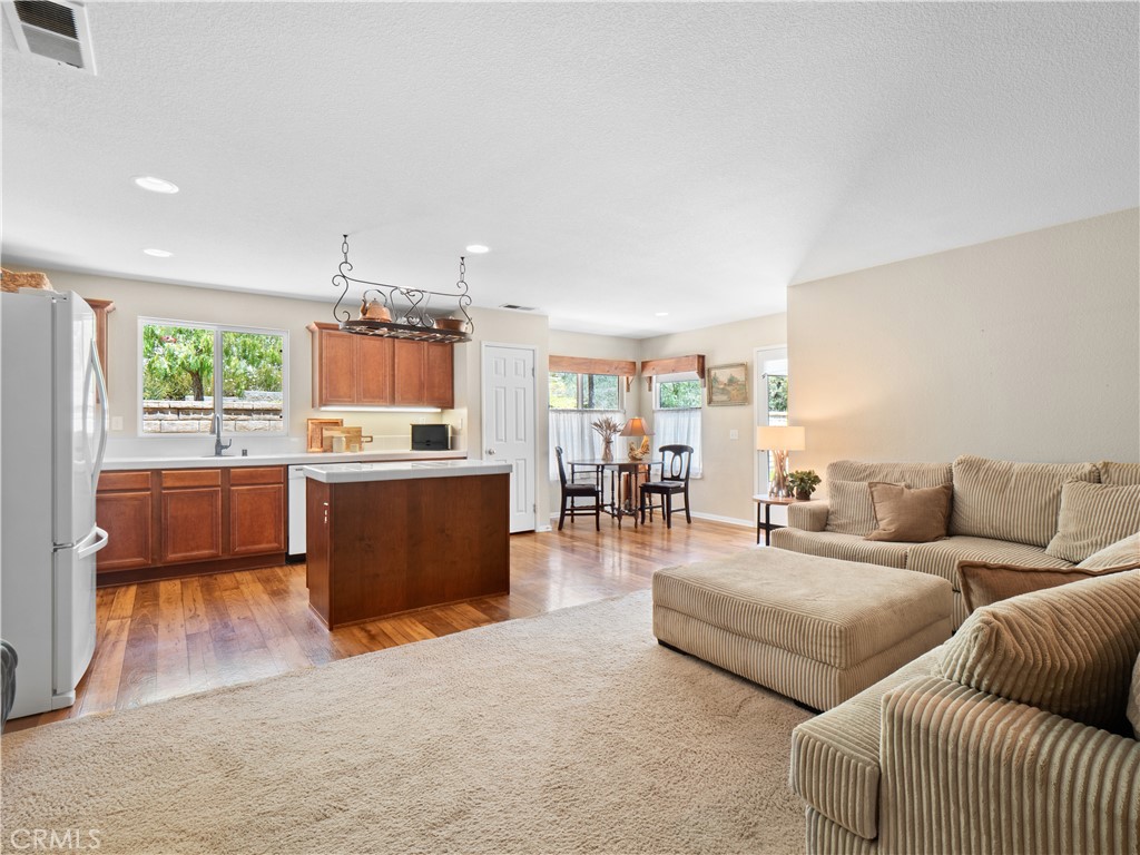 https://media.crmls.org/medias/f15ff912-4049-4366-9038-4e0267bf953a.jpg?preset=X-Large