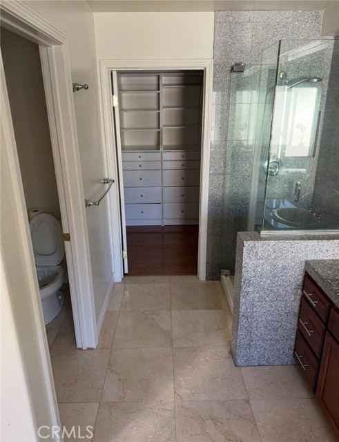 Detail Gallery Image 12 of 14 For 10007 White Oak, Northridge,  CA 91325 - 5 Beds | 5 Baths