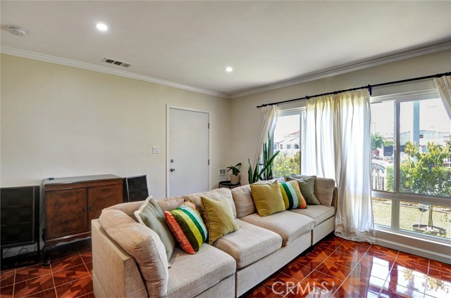 Detail Gallery Image 2 of 26 For 5864 Bonsallo Ave, Los Angeles,  CA 90044 - 4 Beds | 2 Baths