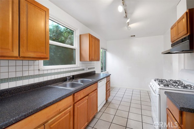 9933 Norwich Avenue, Mission Hills (San Fernando) CA: https://media.crmls.org/medias/f169abe3-1ac0-4f20-a1e9-d51b6ab51234.jpg