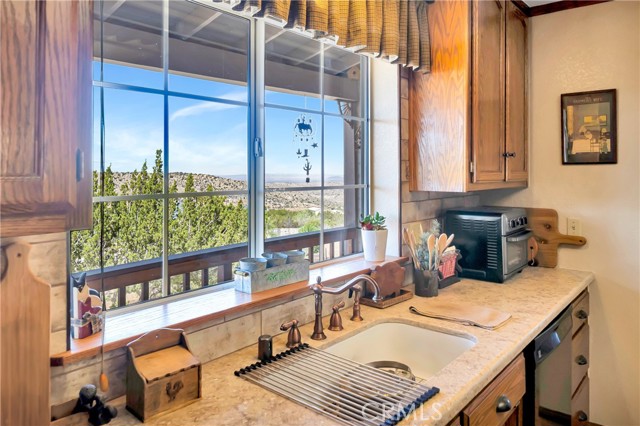 11720 Honeybee Lane, Juniper Hills CA: https://media.crmls.org/medias/f16c0f98-c0a7-41b1-844e-4174a88a4cd7.jpg