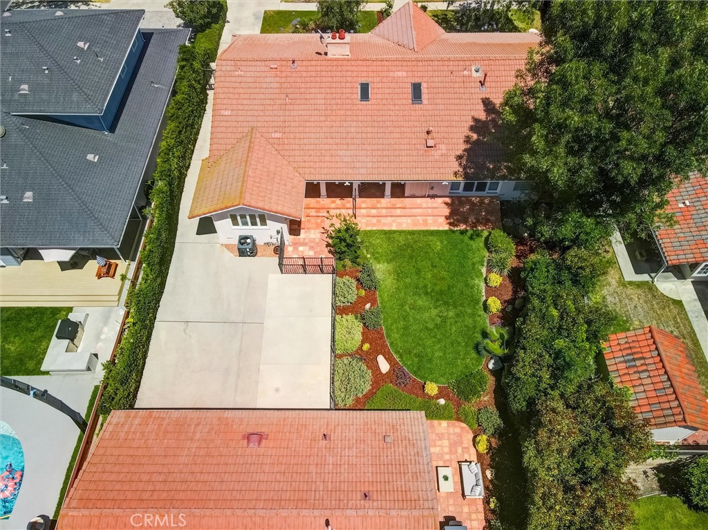 https://media.crmls.org/medias/f16d4e35-ca2d-4909-947b-fe562de0d94d.jpg?preset=X-Large