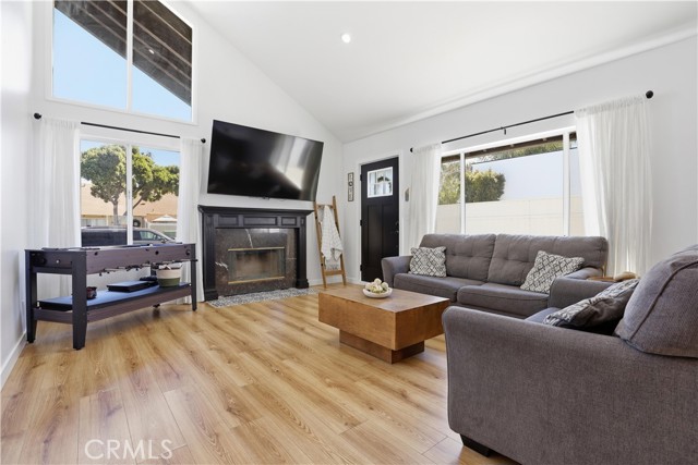 Detail Gallery Image 5 of 47 For 2019 N Hietter, Simi Valley,  CA 93063 - 3 Beds | 3 Baths