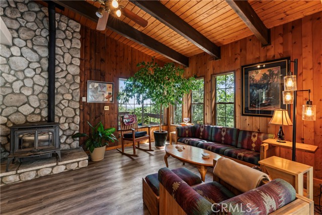 Detail Gallery Image 8 of 37 For 1555 Moon Dr, Lake Arrowhead,  CA 92352 - 2 Beds | 2 Baths