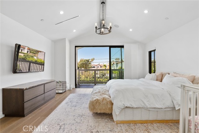 535 N Sierra Bonita Avenue, Los Angeles CA: https://media.crmls.org/medias/f17022eb-67e9-4a6e-a387-a65153ba4127.jpg