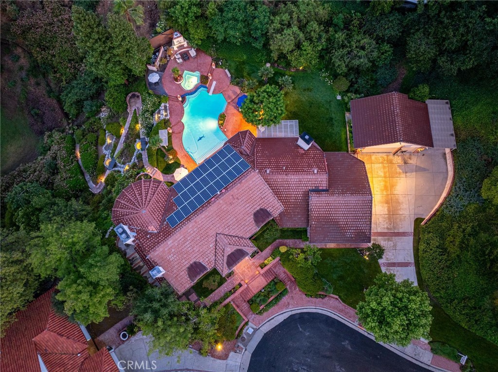 https://media.crmls.org/medias/f172f8a1-fb60-40ff-96b1-ade1a928ad7e.jpg?preset=X-Large