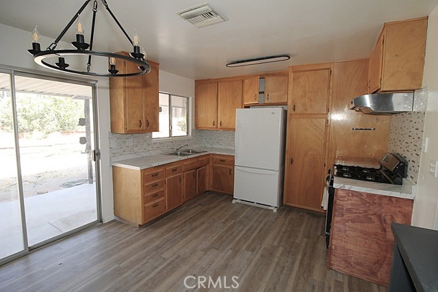 312 Del Mar Avenue, Barstow CA: https://media.crmls.org/medias/f174627c-6dcb-4b05-bf34-de16290cd309.jpg