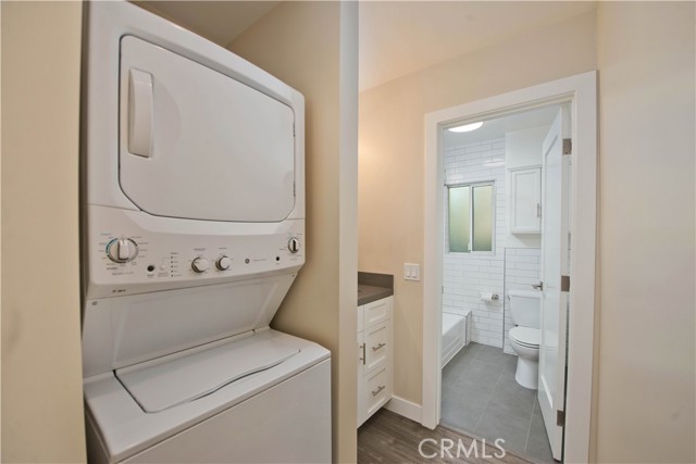 Detail Gallery Image 11 of 28 For 1639 Redcliff #1/2,  Los Angeles,  CA 90026 - 2 Beds | 1 Baths