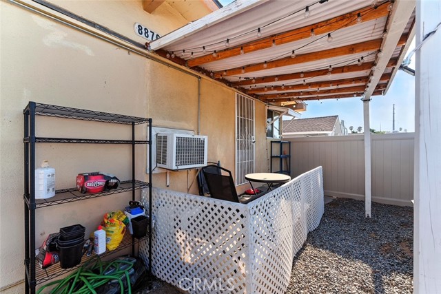 8876 Cypress Avenue, Riverside CA: https://media.crmls.org/medias/f176a8f2-7c2c-4f75-a311-cbc8f4d8b5f3.jpg