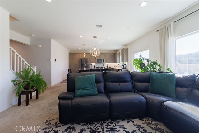 Detail Gallery Image 6 of 27 For 15755 Parry Peak Dr, Fontana,  CA 92336 - 6 Beds | 3/1 Baths