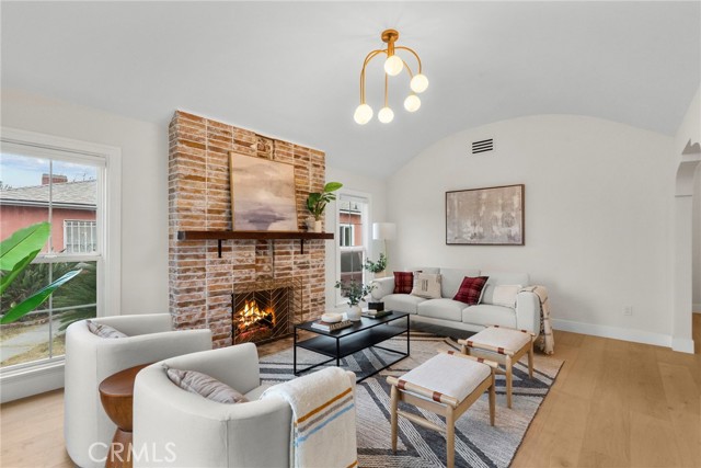 Detail Gallery Image 8 of 46 For 2928 11th, Los Angeles,  CA 90018 - 3 Beds | 2 Baths