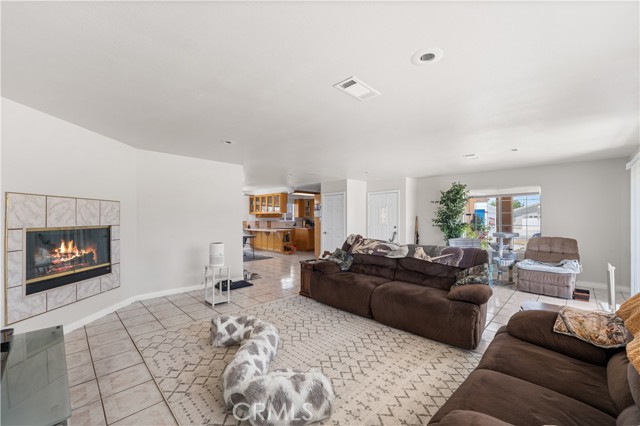 9824 Evelyn Avenue, California City CA: https://media.crmls.org/medias/f1796bec-f18e-47fa-a903-f4b348fc56c4.jpg