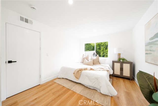 957 S Gramercy Drive, Los Angeles CA: https://media.crmls.org/medias/f179f3a3-4c74-4673-8335-d8e689e5469f.jpg
