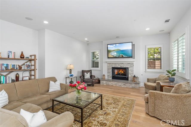 4762 Oceanridge Drive, Huntington Beach CA: https://media.crmls.org/medias/f17ac042-8d8b-4c7a-9df3-e54beda873a8.jpg