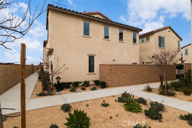 Detail Gallery Image 4 of 41 For 16667 Snowdrop #2,  Fontana,  CA 92336 - 4 Beds | 3 Baths