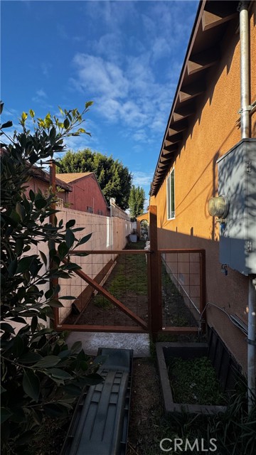 806 E 91st, Los Angeles CA: https://media.crmls.org/medias/f17b4ce2-2e5a-4071-adae-0766f76176dc.jpg