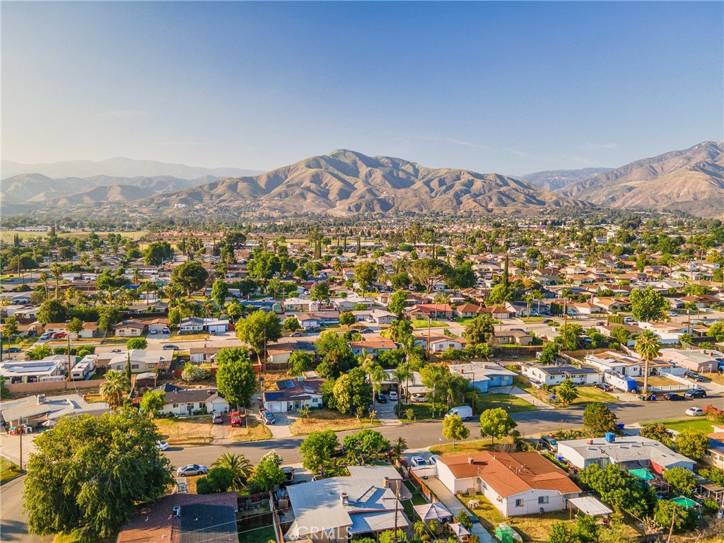 https://media.crmls.org/medias/f17d372c-8852-4b70-abae-f94ee06ff438.jpg?preset=X-Large