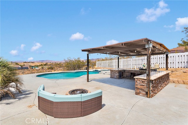 22752 Roundup Way, Apple Valley CA: https://media.crmls.org/medias/f17e422c-7892-40ec-a474-c19090caf67d.jpg
