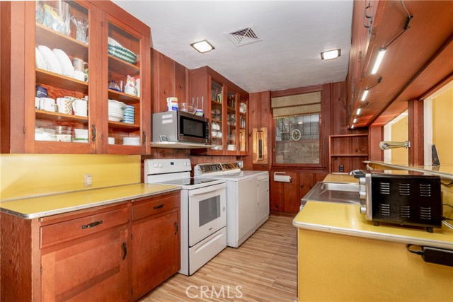 4899 Glenwood Drive, Riverside CA: https://media.crmls.org/medias/f1800665-2dd6-47c2-afd4-3fbe03c646a2.jpg