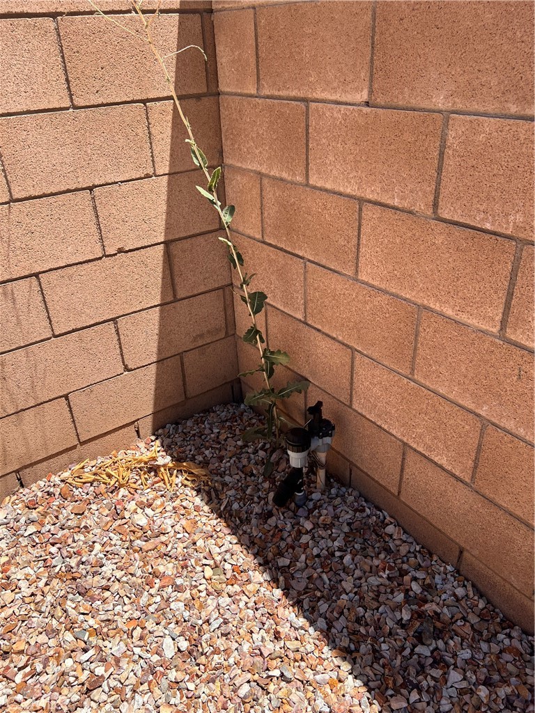 https://media.crmls.org/medias/f181ffc2-de29-4ca0-b852-8df33abe8f57.jpg?preset=X-Large