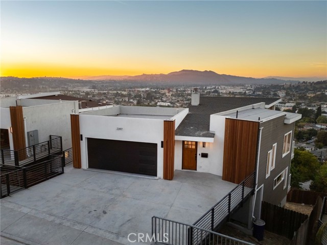 Detail Gallery Image 1 of 32 For 2397 Yorkshire Dr, Los Angeles,  CA 90065 - 3 Beds | 2/1 Baths