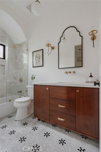 5142 Brynhurst Avenue, Los Angeles CA: https://media.crmls.org/medias/f18661c2-b27c-4b97-9d42-d90c6ae58dd6.jpg