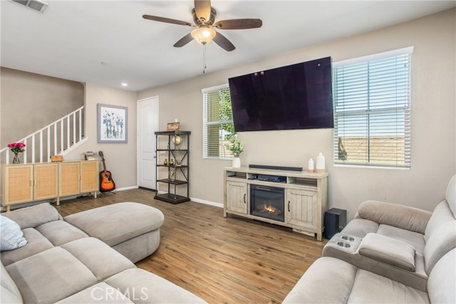 Detail Gallery Image 3 of 26 For 2002 Juniper Ln, Colton,  CA 92324 - 3 Beds | 2/1 Baths