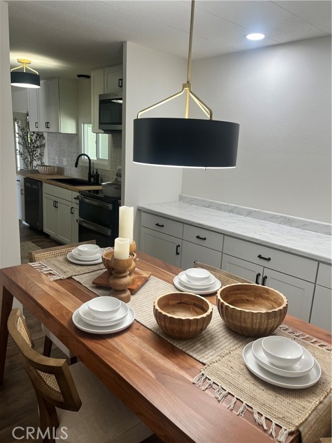 260 N Lyon ave, Hemet CA: https://media.crmls.org/medias/f187b3d1-9491-4fec-aa5d-aab28a79a950.jpg
