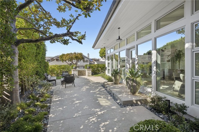 Detail Gallery Image 2 of 37 For 706 Poinsettia, Corona Del Mar,  CA 92625 - 5 Beds | 3/1 Baths