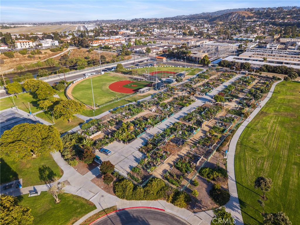 https://media.crmls.org/medias/f18921d6-fd5e-43c4-85d3-1547749eca7b.jpg?preset=X-Large