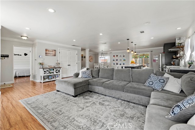 Detail Gallery Image 8 of 36 For 27036 Langside Ave, Canyon Country,  CA 91351 - 5 Beds | 2 Baths