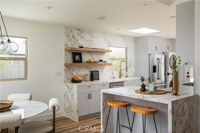 Detail Gallery Image 4 of 42 For 212 E 19th St, Costa Mesa,  CA 92627 - 5 Beds | 4 Baths