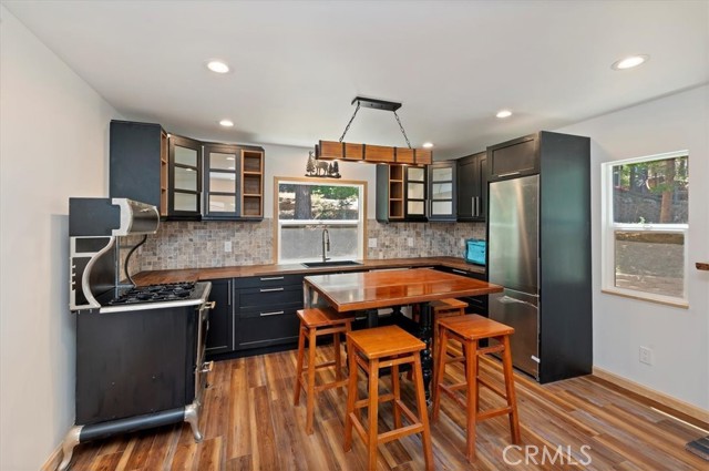 675 Pinnacle Drive, Lake Arrowhead CA: https://media.crmls.org/medias/f18e2ca8-6a9f-4372-9de6-14befa23d79a.jpg