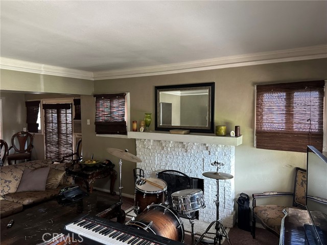 339 W 76th Street, Los Angeles CA: https://media.crmls.org/medias/f18fdddf-8e2c-42ae-b1ae-4dbda144a58a.jpg