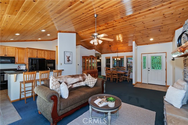 379 Fawntrail Place, Big Bear Lake CA: https://media.crmls.org/medias/f1997211-8346-4575-983b-2d45e5535c70.jpg