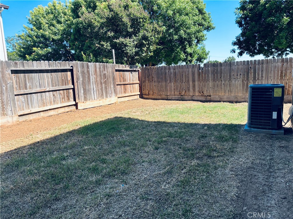 https://media.crmls.org/medias/f19d1003-40c8-4d1c-9017-33e9e7746046.jpg?preset=X-Large