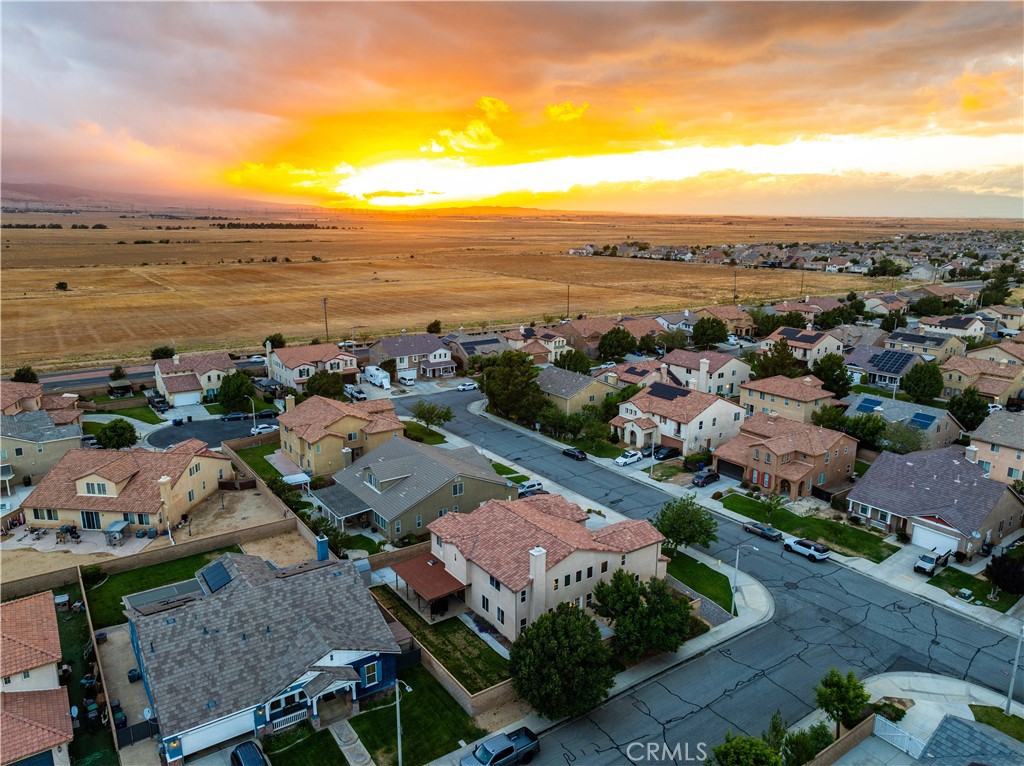 https://media.crmls.org/medias/f19de806-be22-4658-8105-561a977f1128.jpg?preset=X-Large