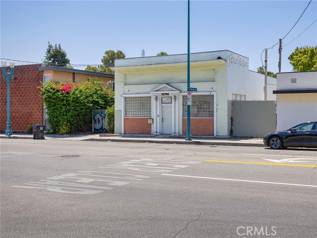 10746 Magnolia Boulevard photo 4