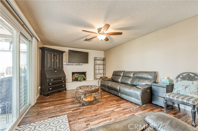 1430 W Bush Street, Lemoore CA: https://media.crmls.org/medias/f1a0529e-70e9-480f-b470-ffed3c4f1837.jpg
