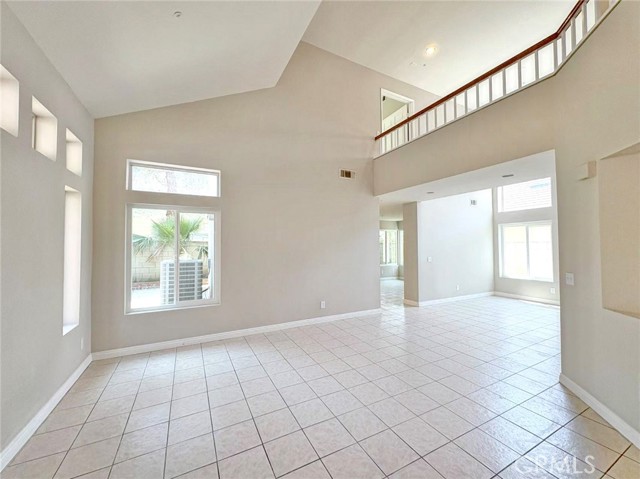 15965 Peach Tree Lane, Fontana CA: https://media.crmls.org/medias/f1a06823-3f14-402d-b20e-b13292030f83.jpg