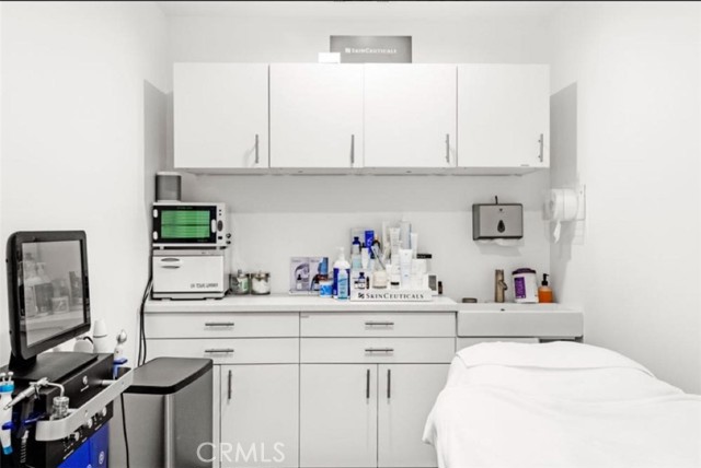 322 S Robertson Blvd, Los Angeles CA: https://media.crmls.org/medias/f1a0ea0a-6442-4d21-8f12-b811482765b0.jpg