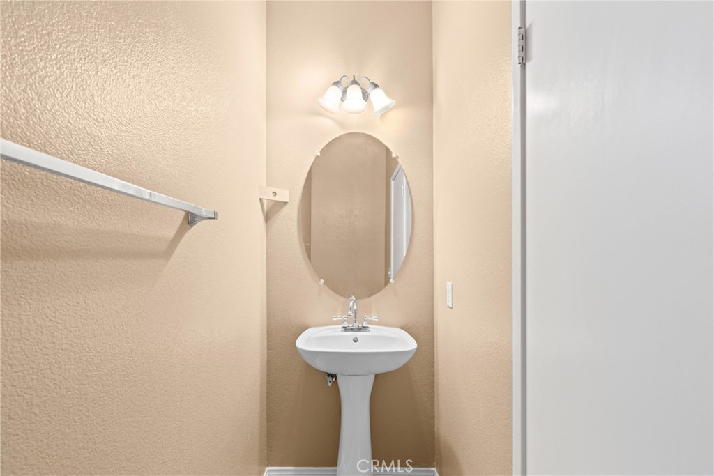 https://media.crmls.org/medias/f1a38a1b-6015-43b0-acfb-35375ec88f55.jpg?preset=X-Large