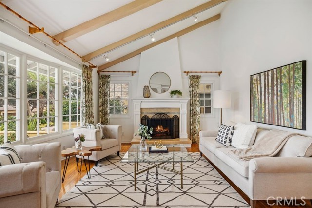 Livingroom with bay window