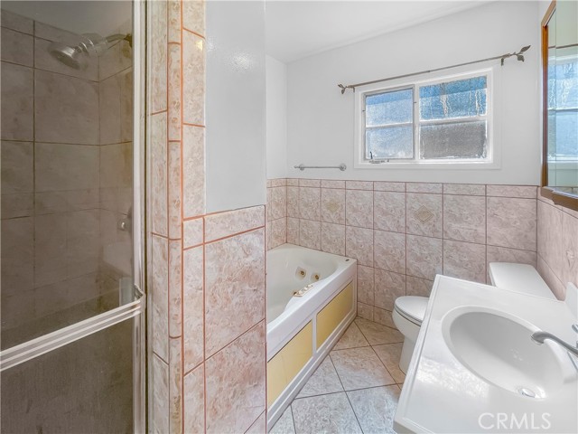 Detail Gallery Image 8 of 19 For 4048 Abourne Rd #B,  Los Angeles,  CA 90008 - 2 Beds | 1 Baths