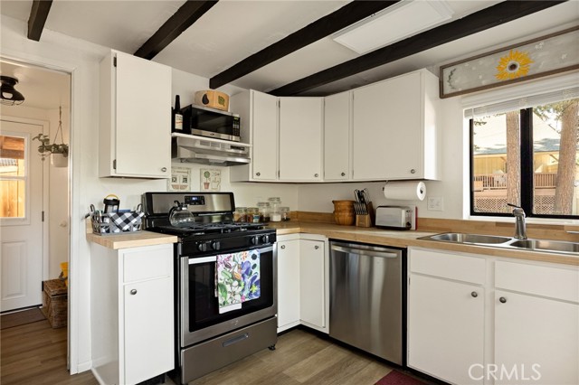 Detail Gallery Image 7 of 17 For 2398 Whispering Pines Dr, Running Springs,  CA 92382 - 2 Beds | 1 Baths
