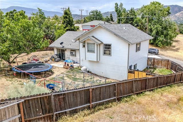 22510 Eagle Way, Tehachapi CA: https://media.crmls.org/medias/f1a7942c-67d3-4d65-b8ac-d0952f003842.jpg