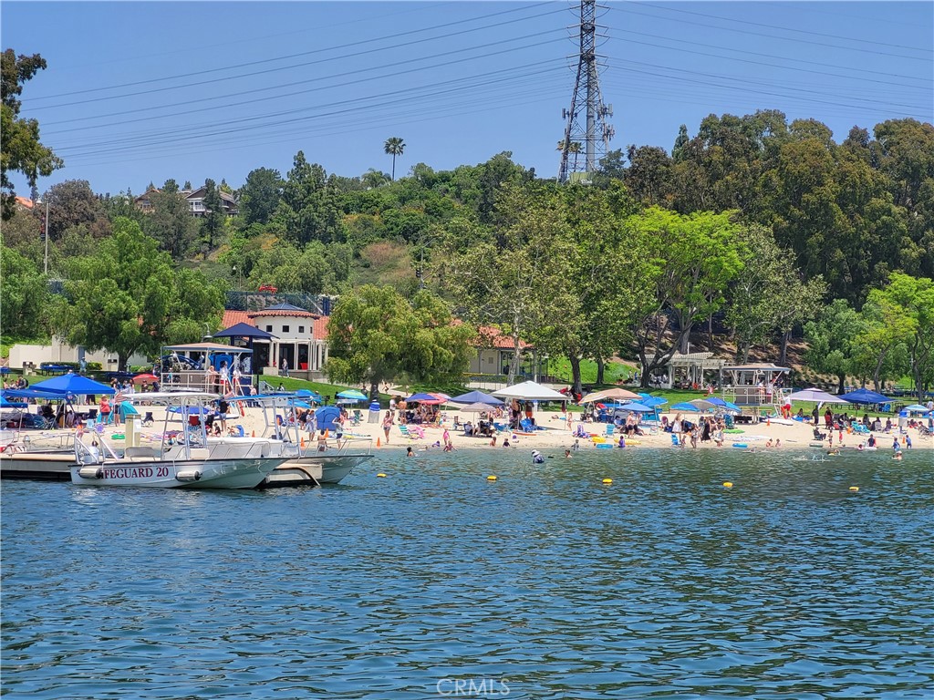 https://media.crmls.org/medias/f1a8423e-5164-43d0-8c32-73c6d7f96f80.jpg?preset=X-Large