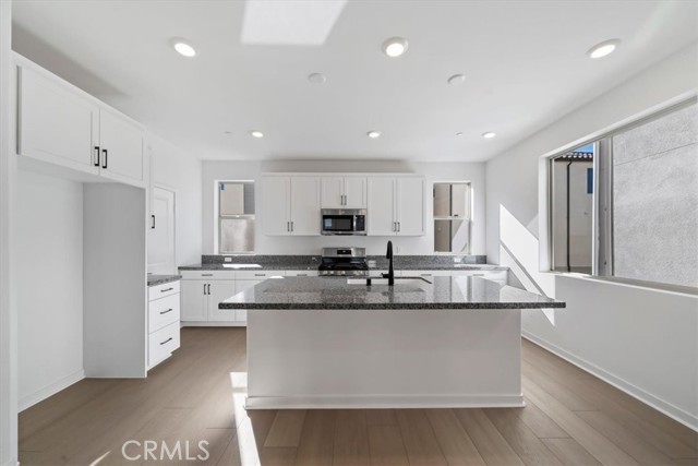 2561 Sprout Lane, Corona CA: https://media.crmls.org/medias/f1ab49f5-5eb5-455a-a86e-654ecb907d14.jpg