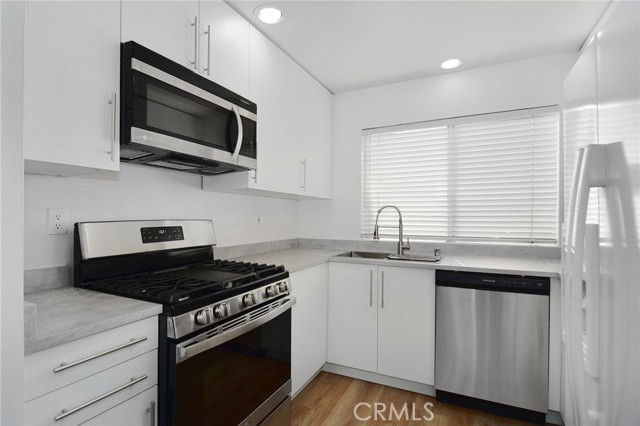 Detail Gallery Image 8 of 20 For 18931 Kittridge St #73,  Reseda,  CA 91335 - 3 Beds | 2 Baths